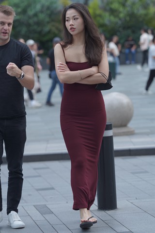 穿人字拖的长裙辣妹