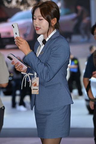 雷克萨斯的黑色丝美女主播