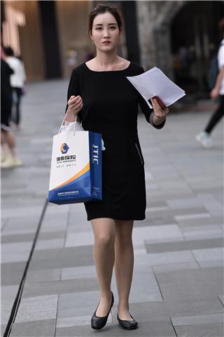 街拍黑裙美女