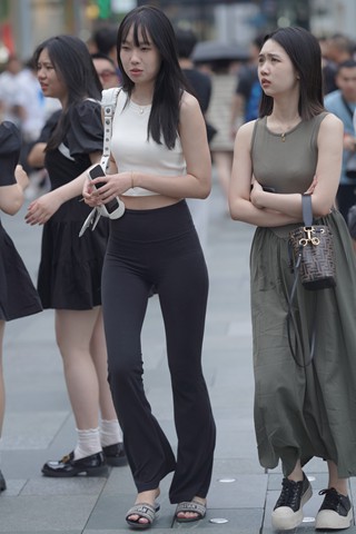 街拍黑色长裤妹纸