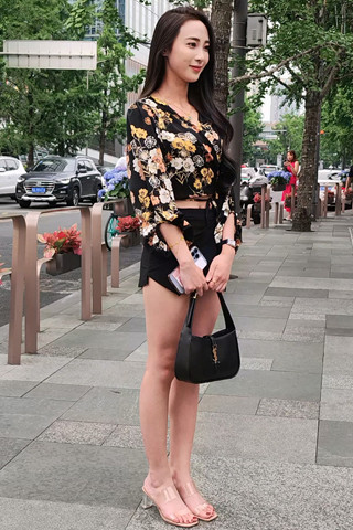 搭讪街拍美腿气质小姐姐
