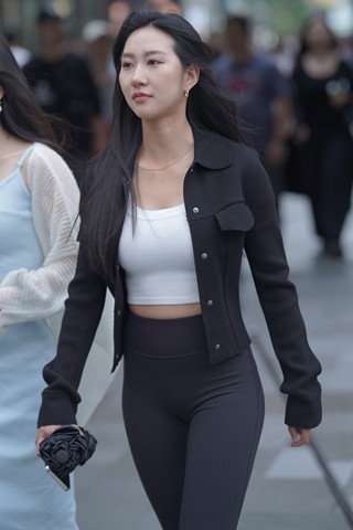 街拍黑衣黑裤美眉