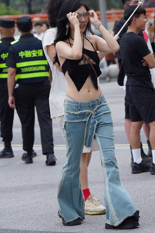 狂野紫色丁内牛仔美女