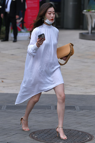 街拍白长裙玉zu凉高美女