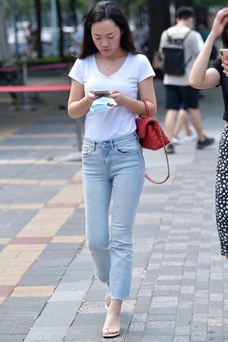 白T恤，牛仔美眉