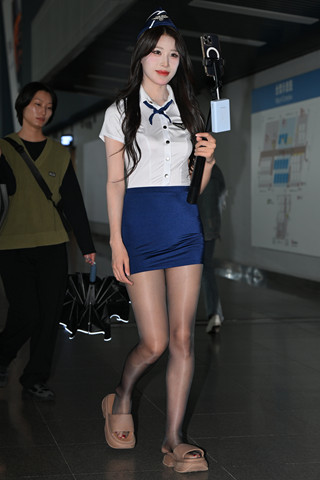 开直播的制服黑色丝美眉