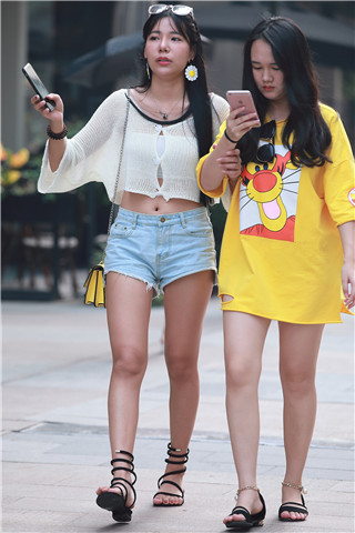 曼妙身材热裤大长腿露脐靓女