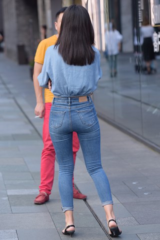 街拍蓝色紧牛美女