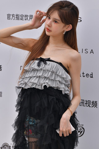 美丽白皙抹胸裙小姐姐