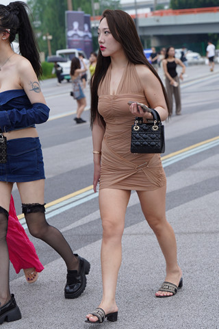 街拍包臀裙姐妹