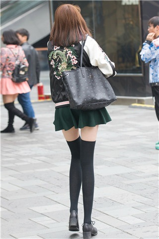 街拍短裙长筒袜美女