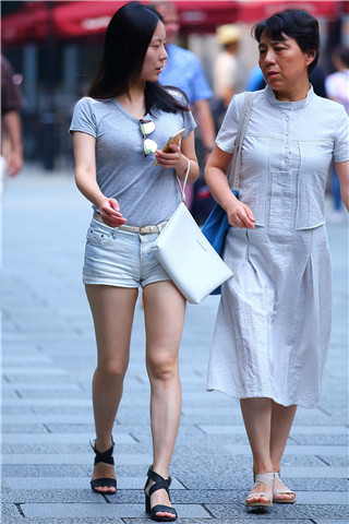 超级紧身的热短裤妹子