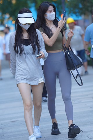 紧身瑜伽裤美眉也喜欢拍拍拍