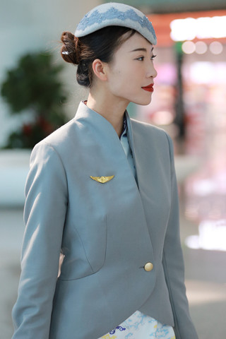 机场拍空姐下班