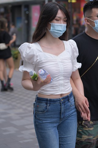 街拍气质的蓝色牛仔裤女友