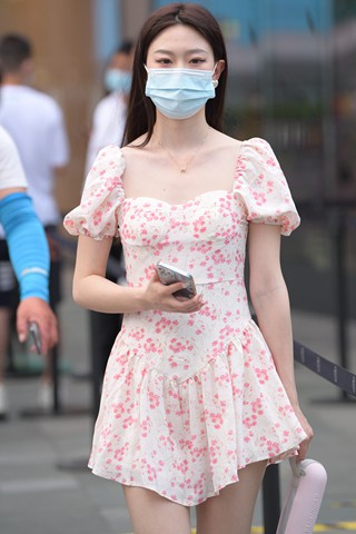 夏日里清新的碎花裙小姐姐