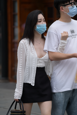 低胸性感美丽女友