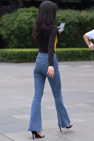 两位长腿牛仔美女