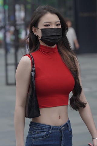 ★街拍红衣牛仔长裤小姐姐★