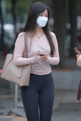 紧身裤美眉