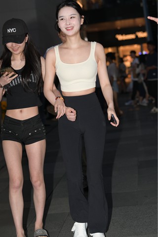 夜拍黑色紧身裤美眉