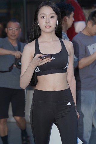 喜欢狗狗的黑色紧身裤小姐姐