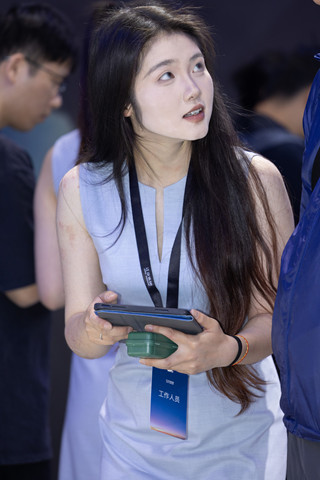 认真向客户介绍车子的小姐姐