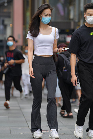 街拍黑色长裤大长腿美女