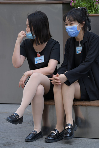 两位活动支援促销员小姐姐