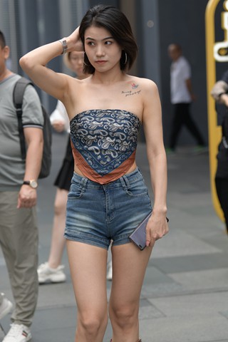 街拍热裤，小抹胸装美眉