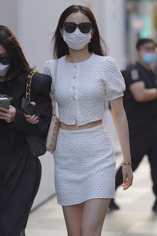 白裙美姐