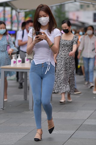 街拍超紧牛苗条美女
