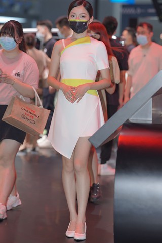 白裙小姐姐